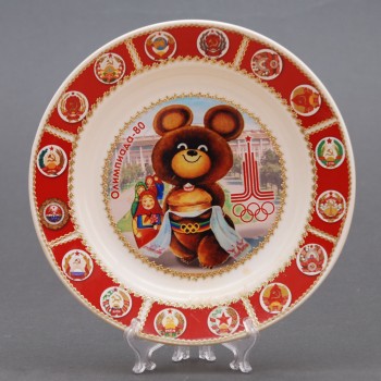 Сувенирная керамическая белая тарелка - Олимпийский мишка 19,5см